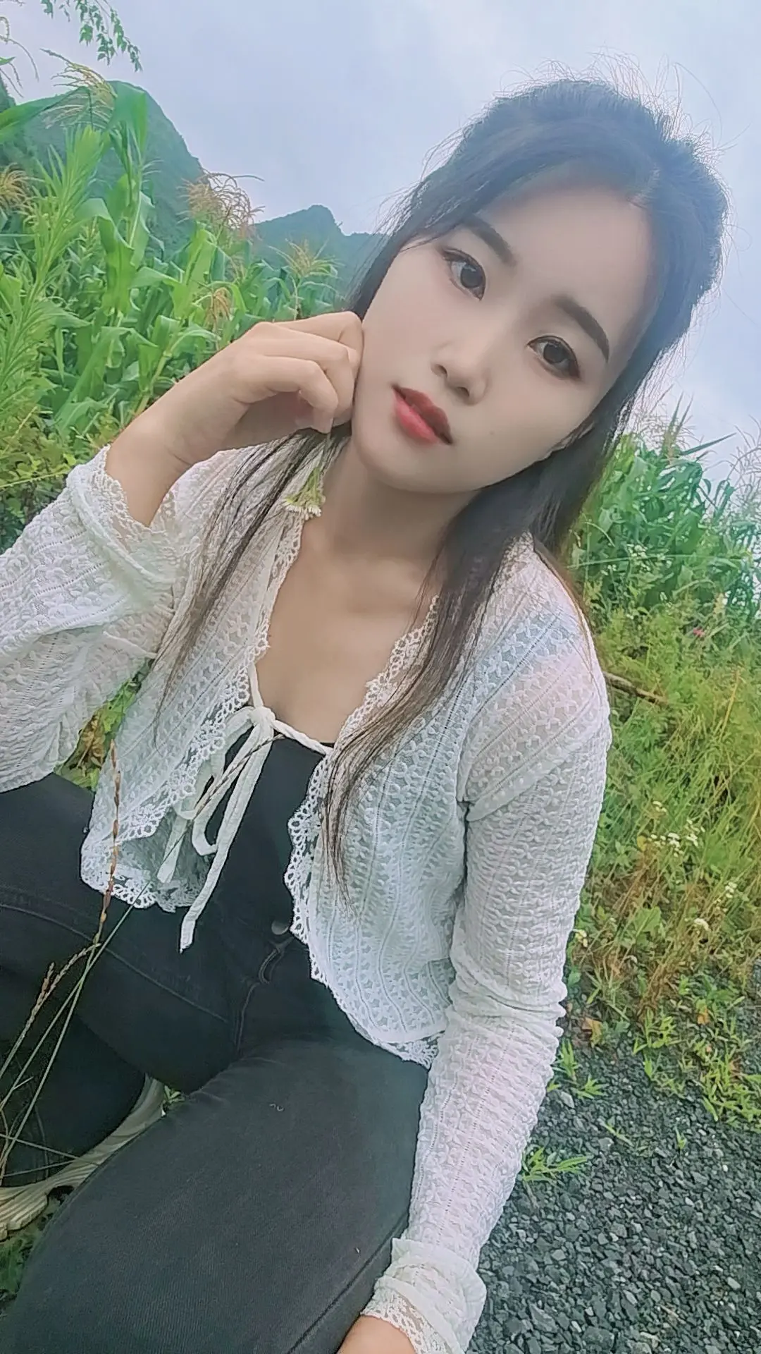人一旦有了隔阂，就真的走不近了，断了的绳子怎么绑都有结。这世上只有和好...