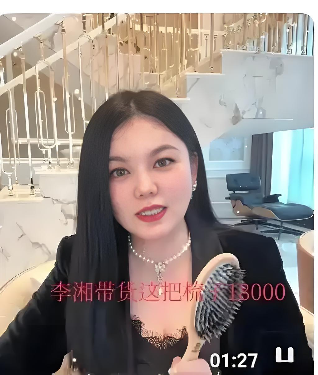 哈哈哈，又听到个抠门女主持人的搞笑八卦：

抠门女主持当年想让富婆女主持带她做投