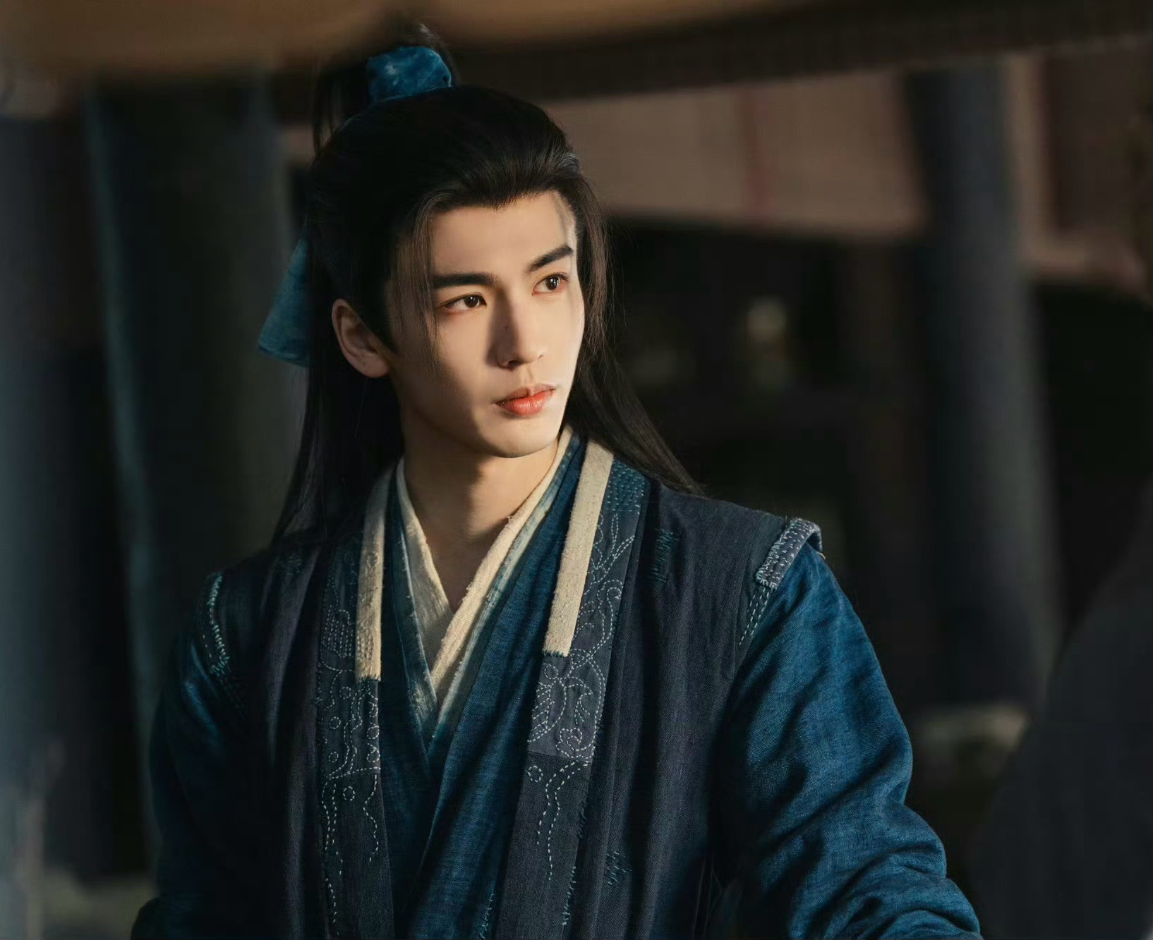 张凌赫回复谢征张凌赫你也太懂了吧！“她就这样爱我狼狈的心”“因为她把爱给了最狼狈