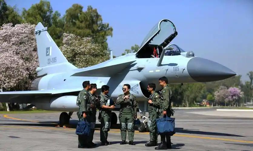 巴铁飞行员夸歼 - 10CE，开过 F-16 的人，回过头来这么评价一款中国战机