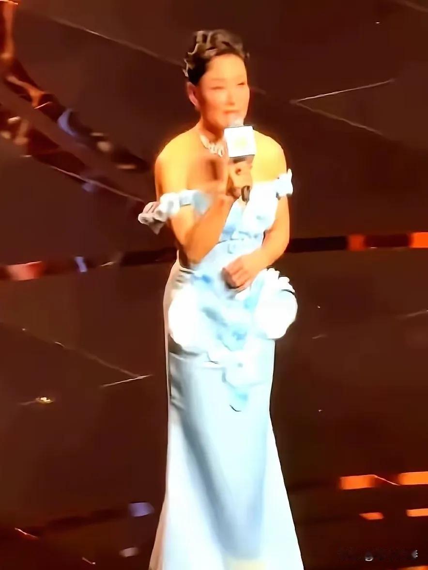 明明拿着美国护照，偏要在上海电影节红毯上强行煽情说"回到了自己家里"，结果迎来的