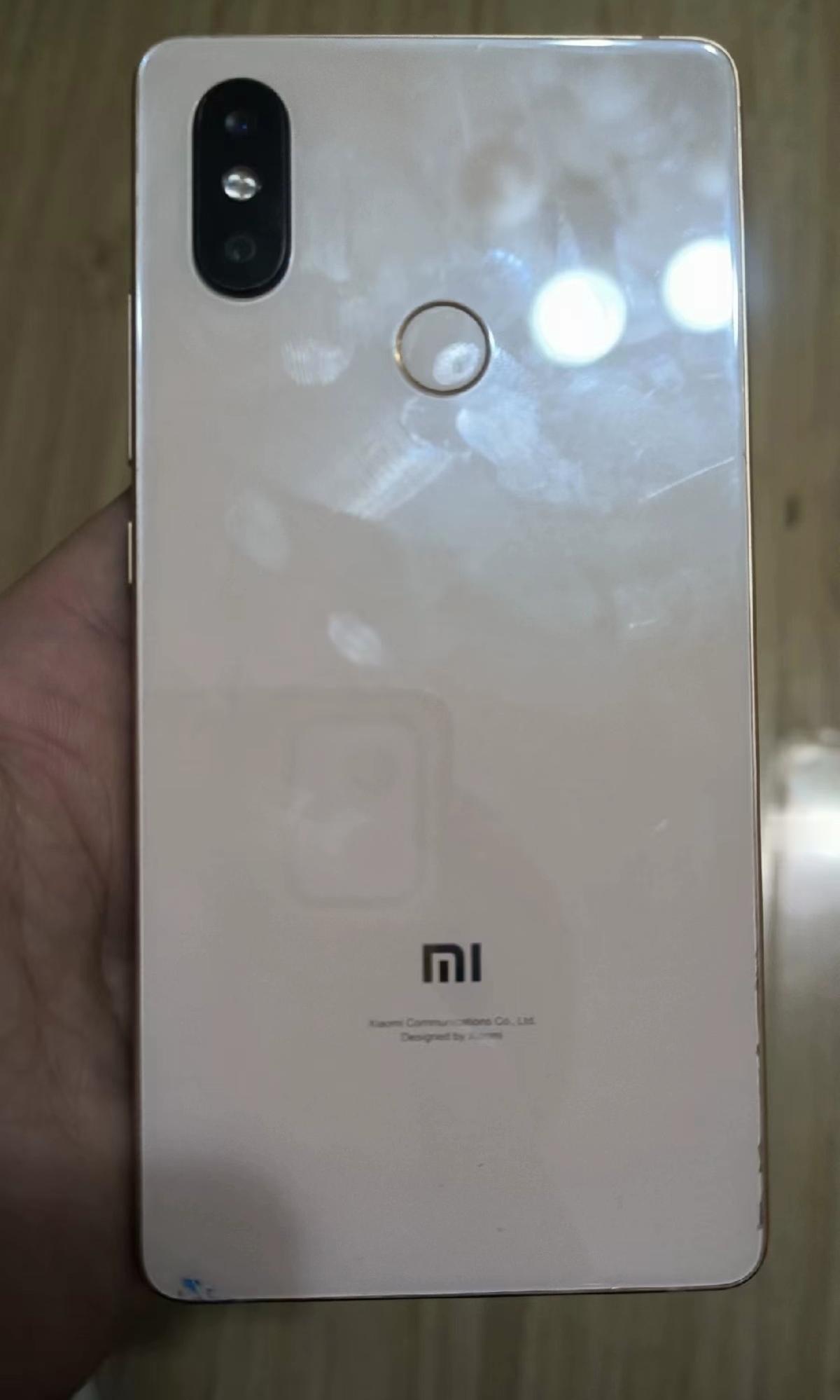 150块在闲鱼买了台小米8SE，唯一缺点就是屏幕有黄斑，不知道怎么形成的，看起来