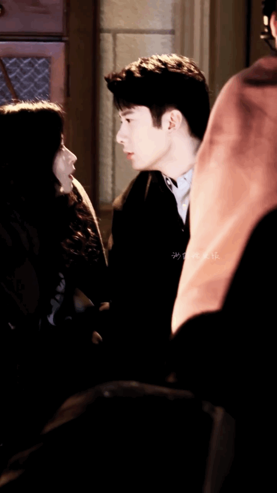 第一次见蒋欣演这么暧昧的吻戏 成熟姐姐和年下弟弟的设定本身就很有看点，加上蒋欣极