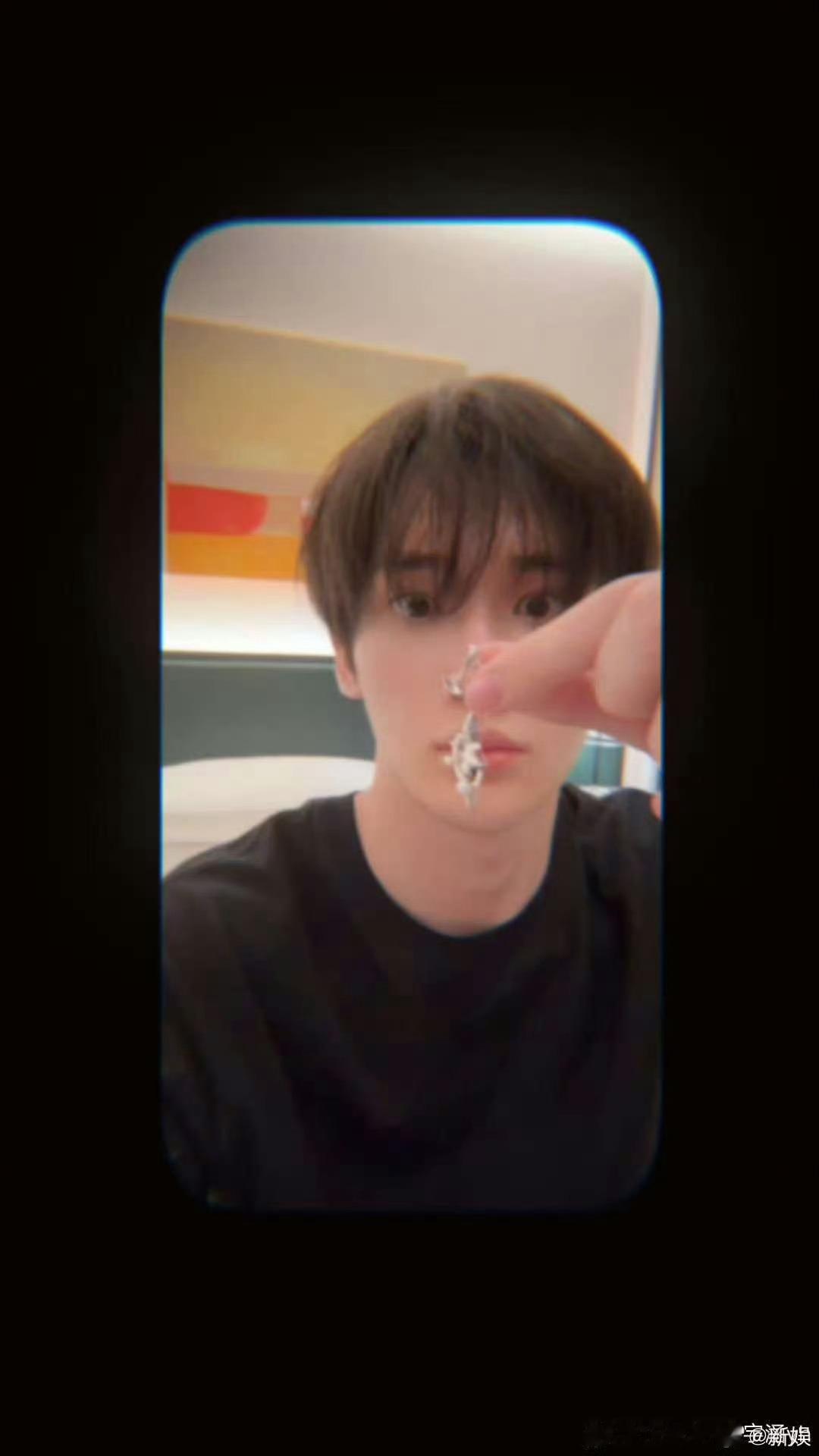余宇涵回应耳夹反戴!这下真舞到正主面前了👀笑鼠了，好浓的活人味儿!别人不懂我还