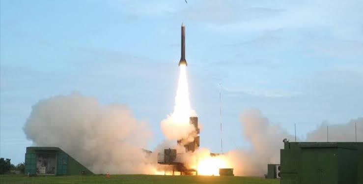 台岛九鹏基地试射运载火箭，升空后螺旋失控坠毁在山区，差点砸到山下民房。岛内专家怀