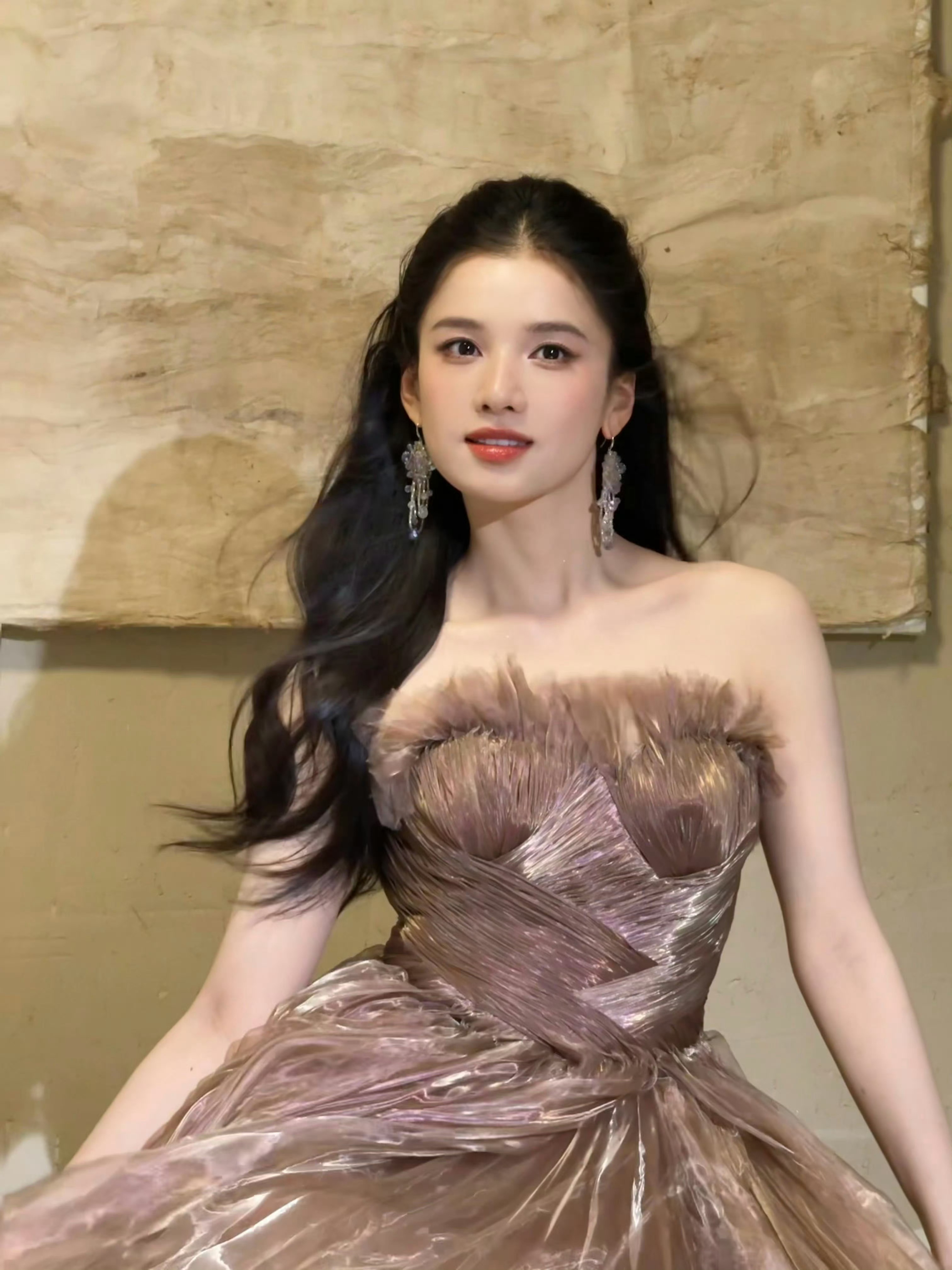 张婧仪有种经济上行时期生命力很强的美。 