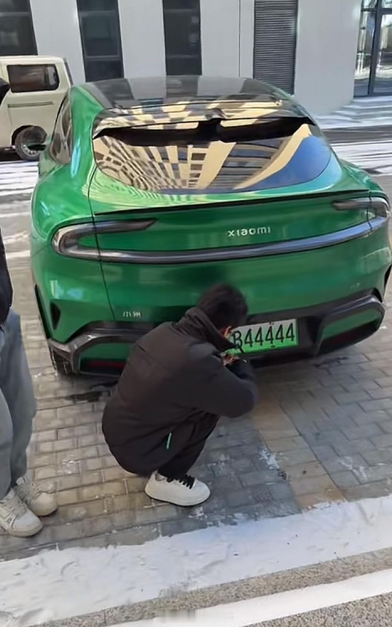 这车牌5个4，有人不喜欢4，但这车牌“必无事”、“B事多”。大v聊车