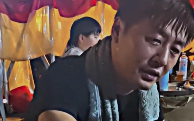 河南平顶山一家烧烤摊最近因为一个“小巧合”被网友注意到了。
视频里的老板，不仅名