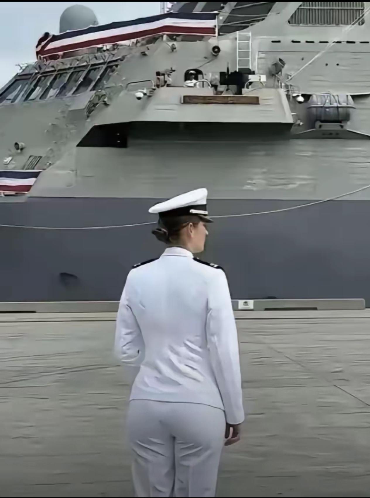 不用看正面，从背后就能看出这名外国海军女军人的颜值不会差。还是海军白色的军装更端
