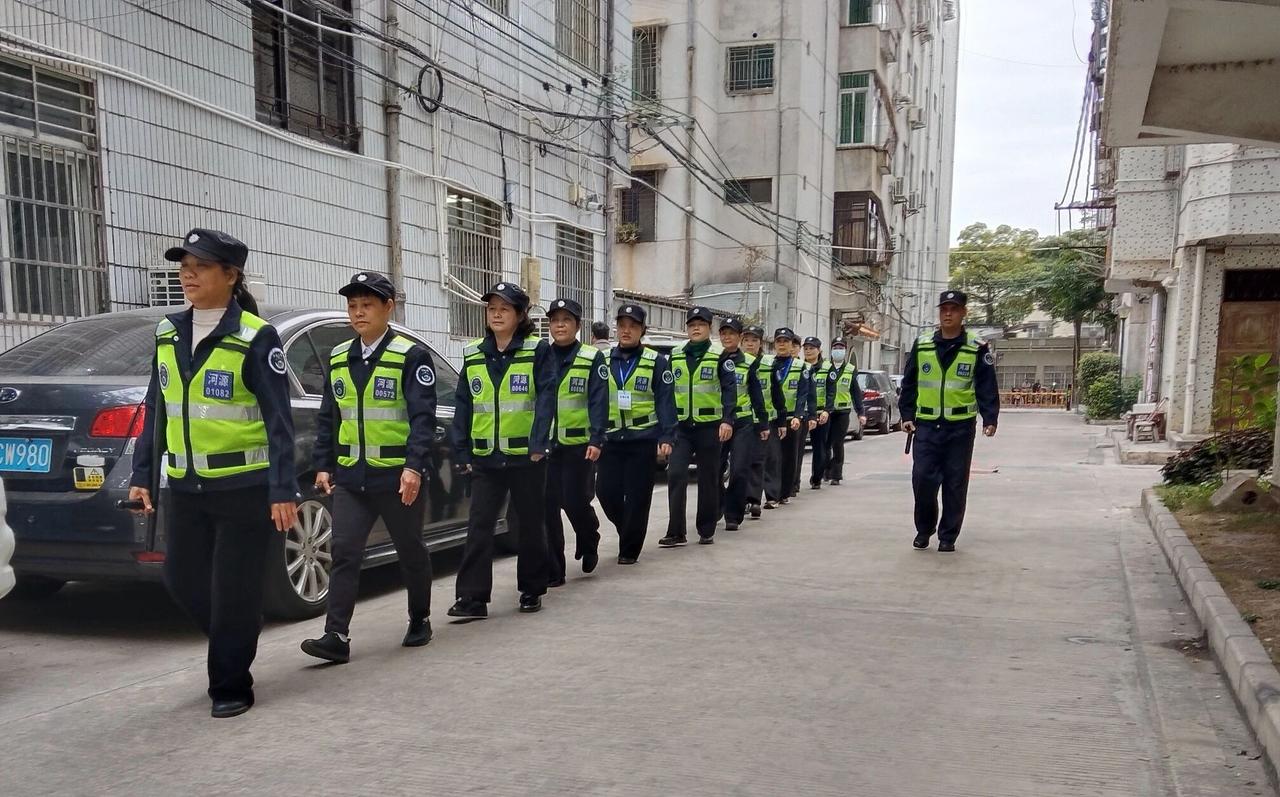 辅警在执勤时，不可单独对可疑人员进行跟踪。

盘查、跟踪等行为属于执法权范围，辅