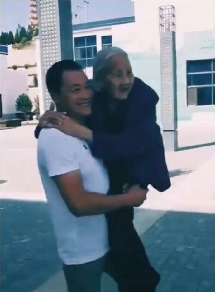你小时候，让妈妈抱，哪怕你很重再远再累也会抱着你。 当妈妈老了走不动了，你会抱她