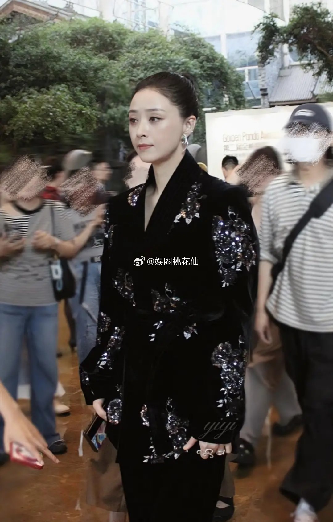 蒋欣出席成都金熊猫盛典红毯，穿刺绣丝绒套装，美得典雅又高贵 ​​​