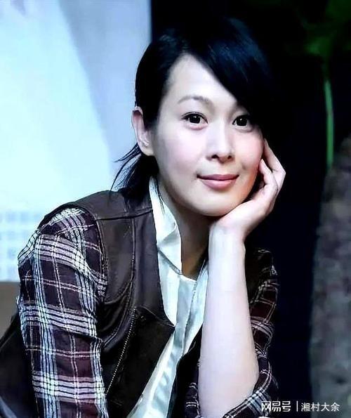56岁的刘若英，近来在节目中谈起了高龄生育这件事。她41岁才走进婚姻，婚后三年为