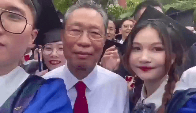 #钟南山院士与研究生合照意外被亲# 我相信女生这颊面吻，是出于内心对师长的尊敬，