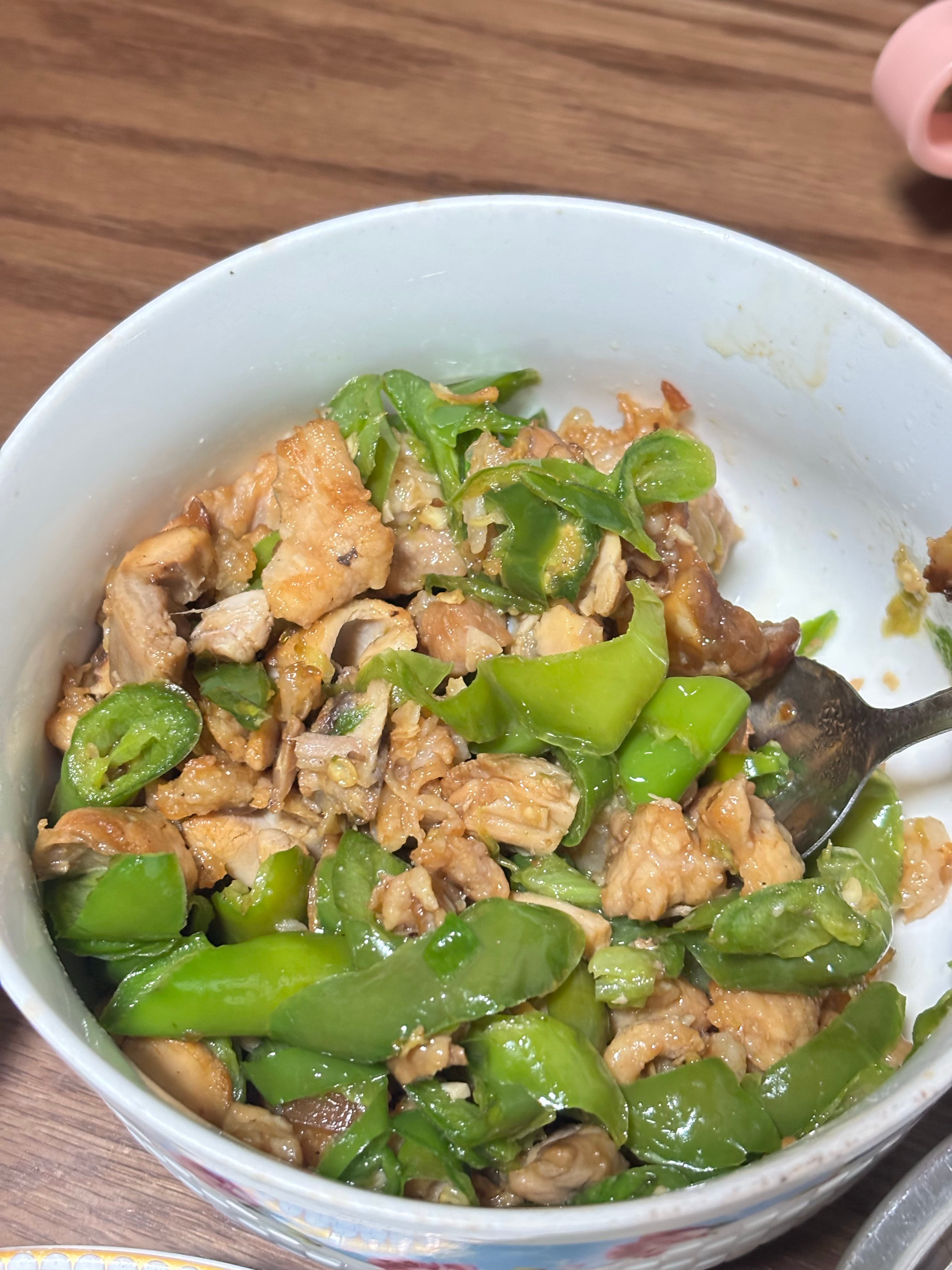 别说了，今天没有上班，可是比上班累。早上7点起来，开始给孩子做早饭；广式白粥加鸡