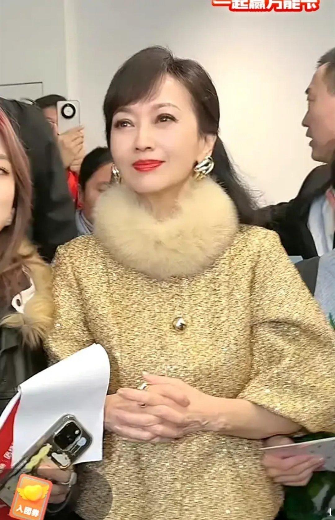 谁敢相信这是71岁的赵雅芝 都可以叫奶奶的地步了，但这状态也是没谁了，大美人就是