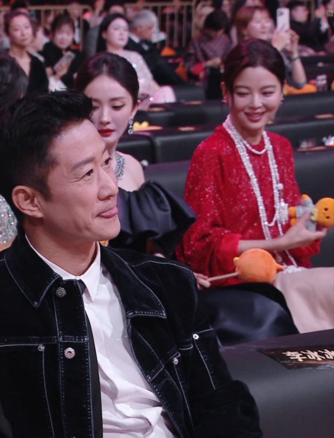 杨幂入座了，和辛芷蕾友好互动中 