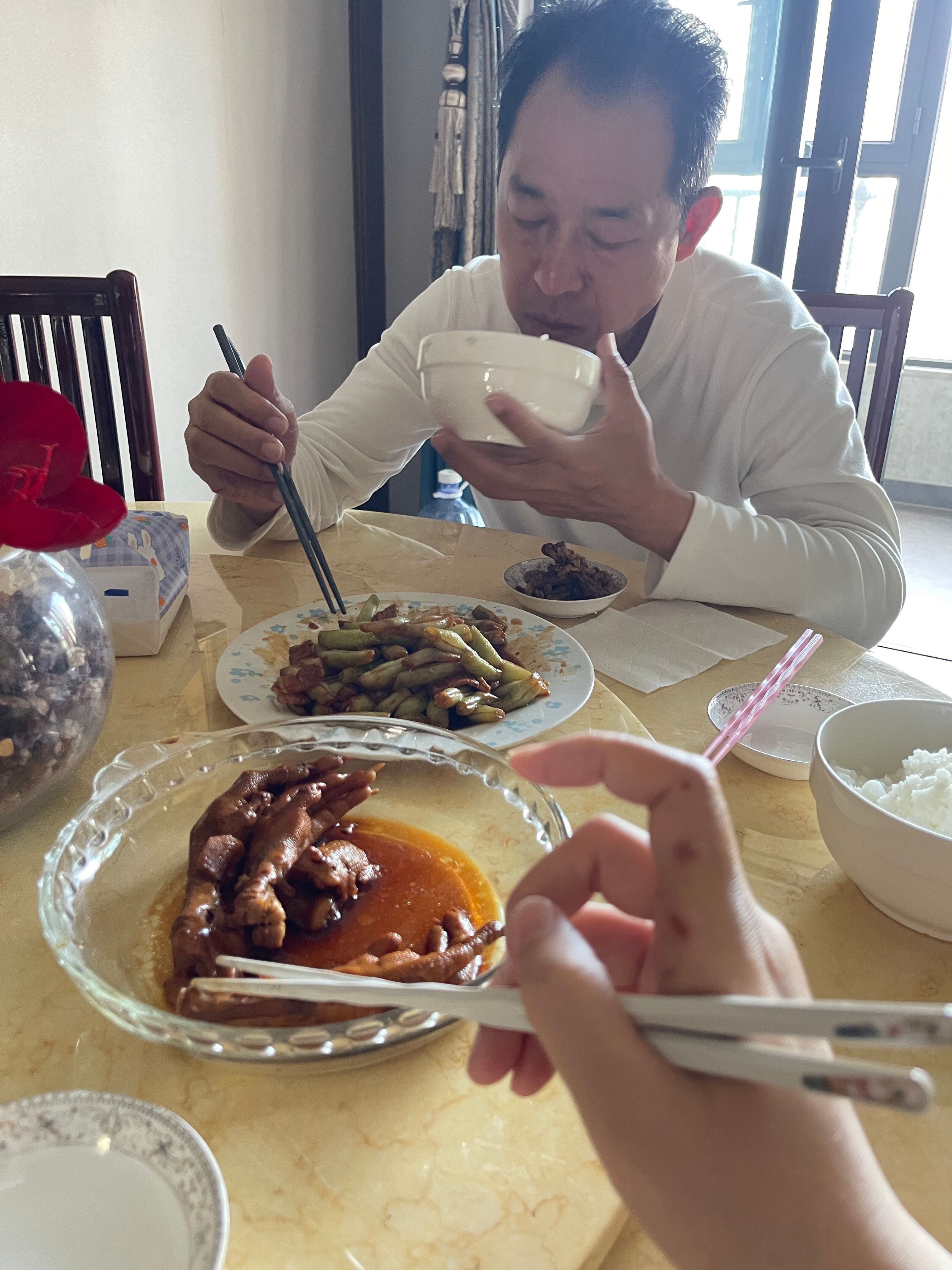 回家以后我妈n次提到“妮儿别洗碗了，你手不行”“那个太热了你别碰，你手不行”“直