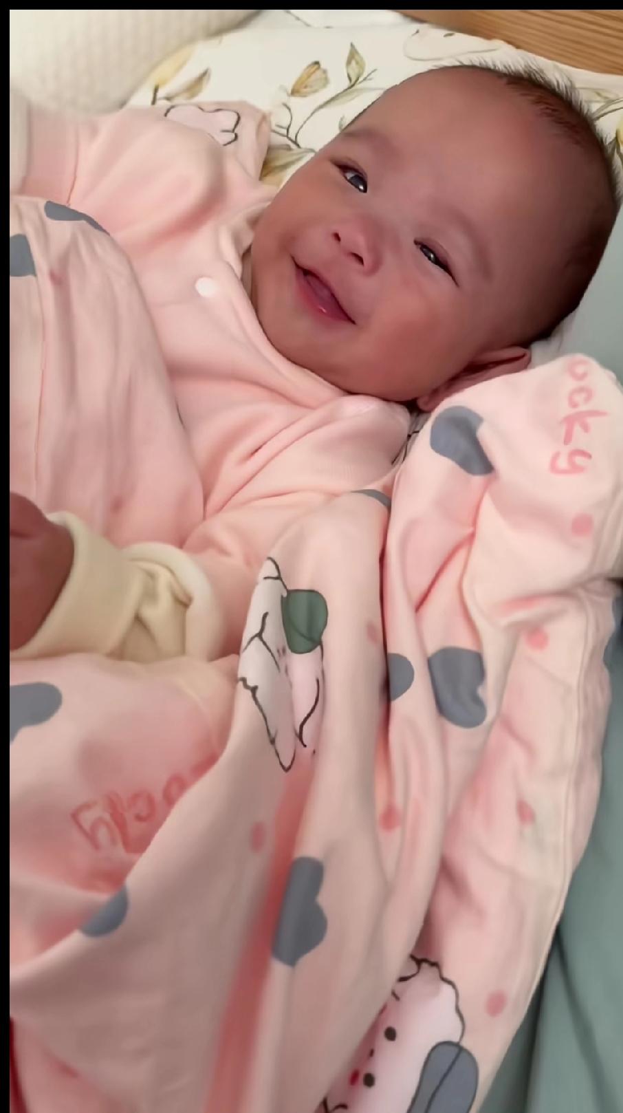 每一个宝贝，都应该被宠爱，他们是我们的未来，这句歌词写得真好，小络络清澈的眼神，