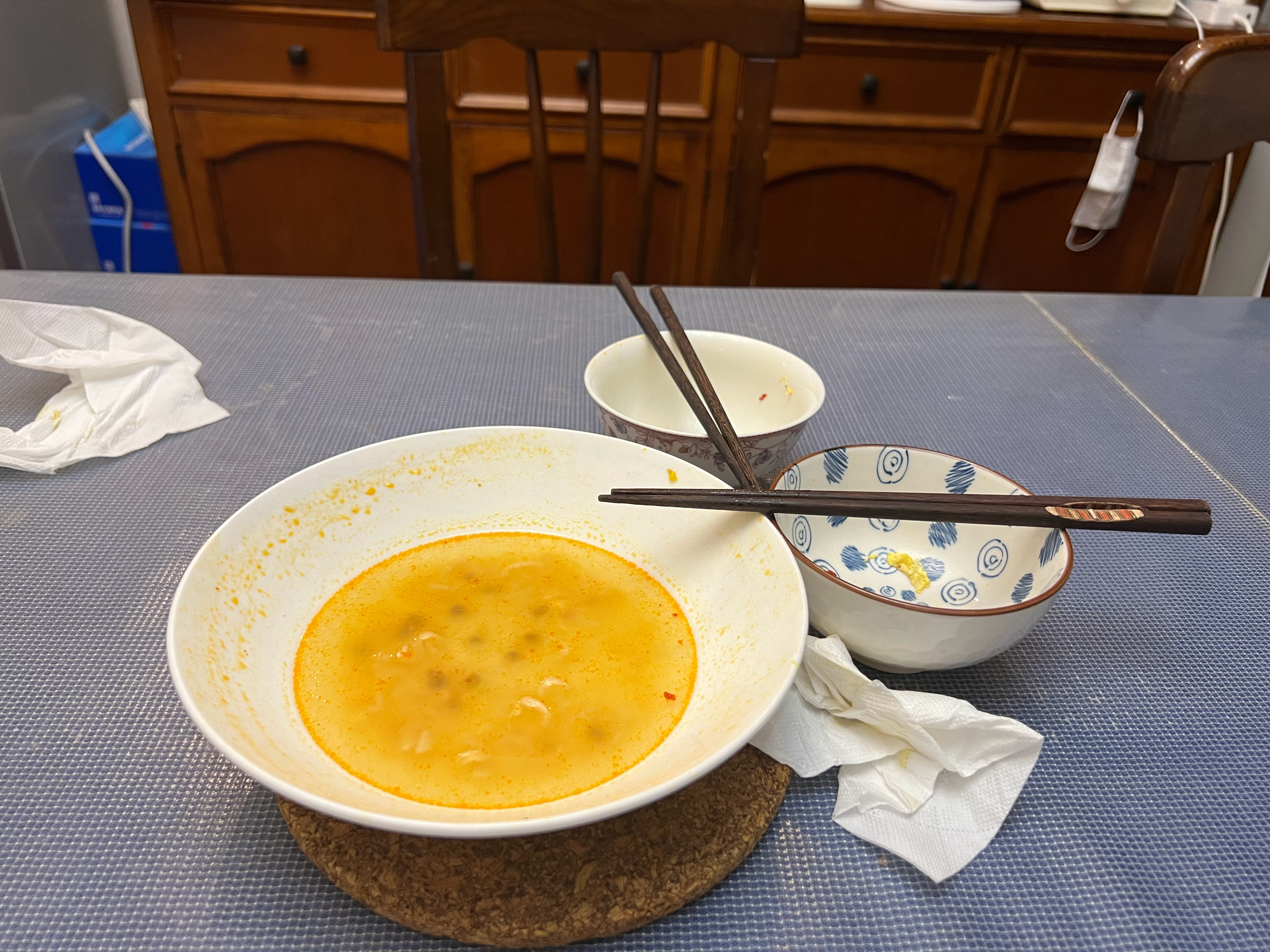 昨晚团建结束到家已经一点了。我们仨分别洗完澡，潼给她爸煮了锅泡面，然后她自己吃了