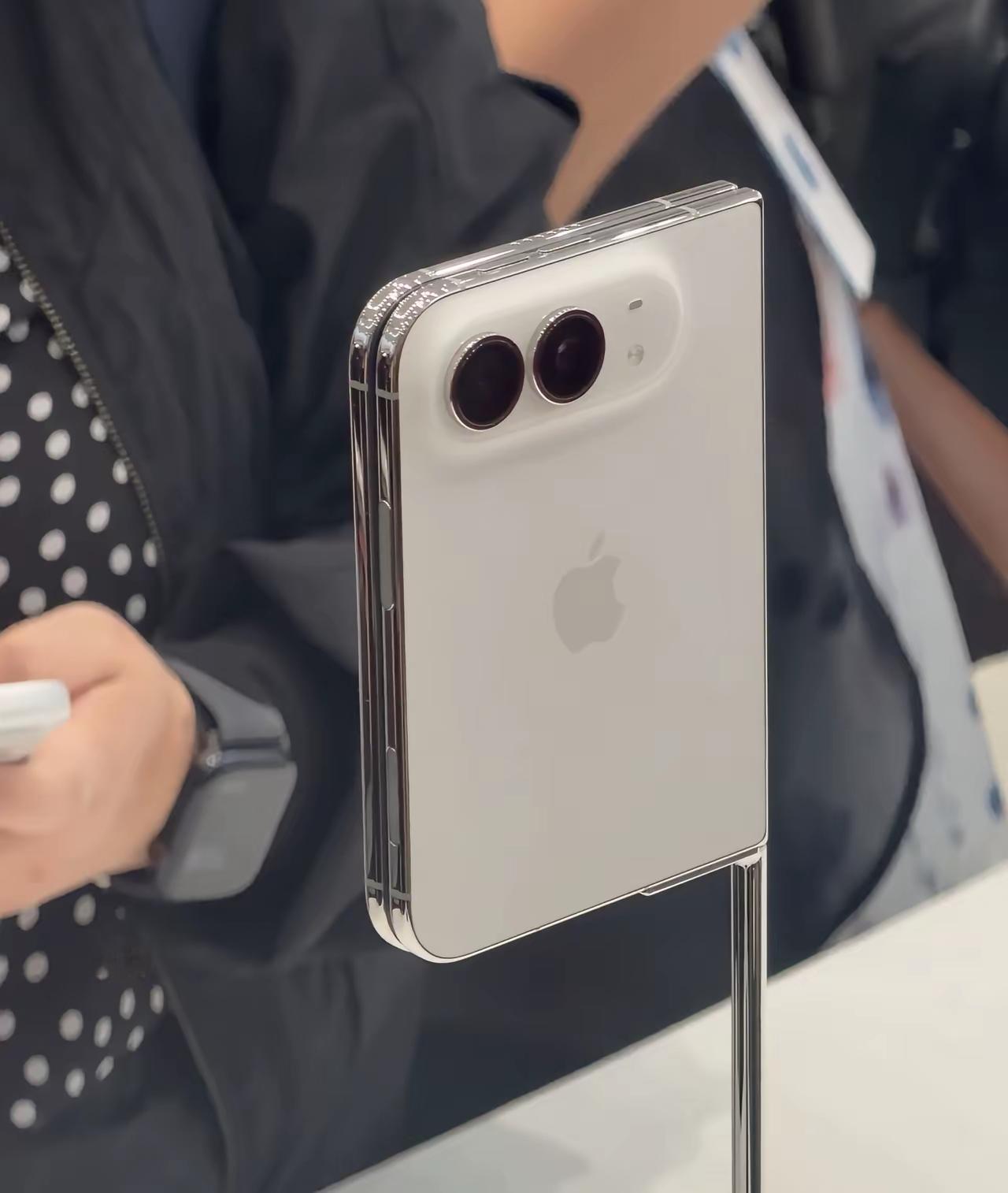 看完iPhone Dou这个ID，忽然对荣耀的阔折叠多了一点期望值！

你说这个