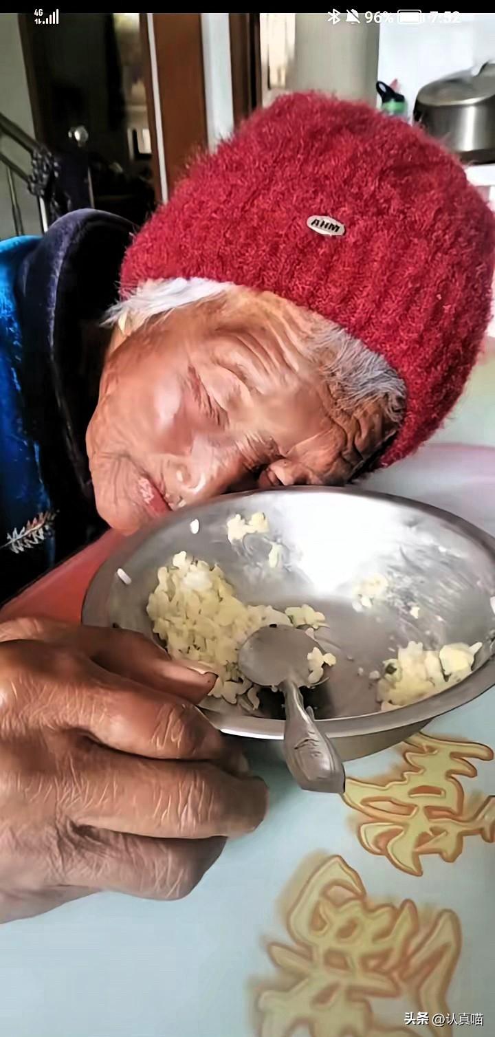 痛心！真的心痛到窒息。
一位母亲正吃着饭，突然就趴在桌上，再也没应声。
儿子连声