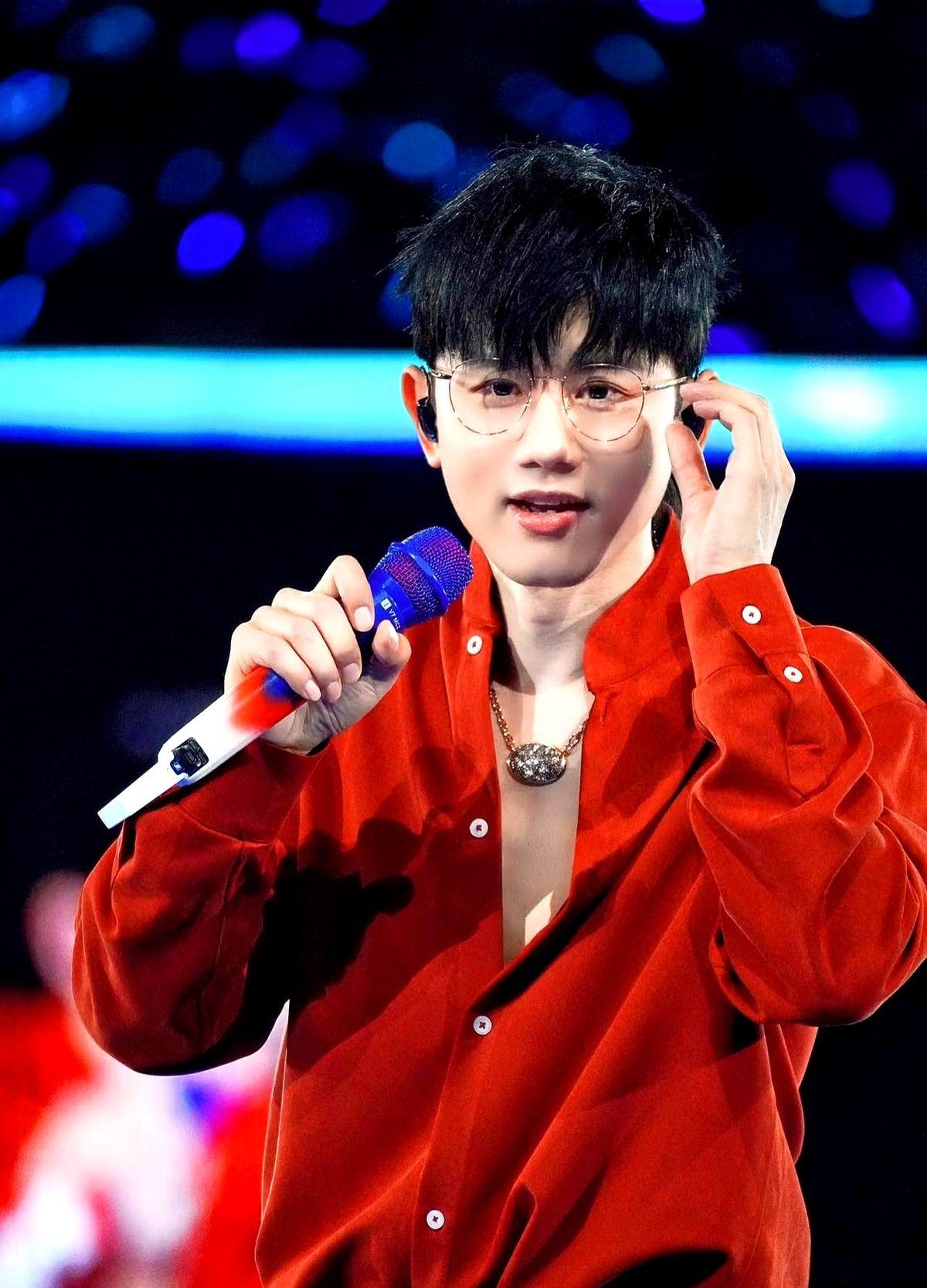 张杰老婆上台几分钟，粉丝直接炸锅了。

最近张杰在澳门办跨年演唱会，结果因为老婆