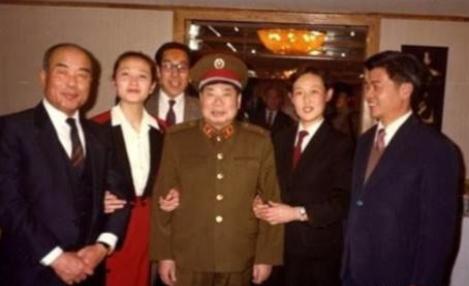 1990年，79岁的杨得志新婚，迎娶了石莉，结婚当晚，杨老将军握着石莉的手，动情