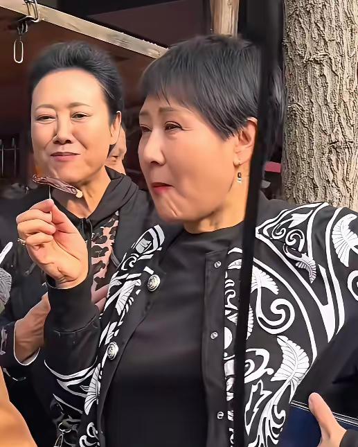 瞧这两位老戏骨吃的是真香啊！感觉胃口比年轻人还好。难怪现在不少艺人都去接综艺了。