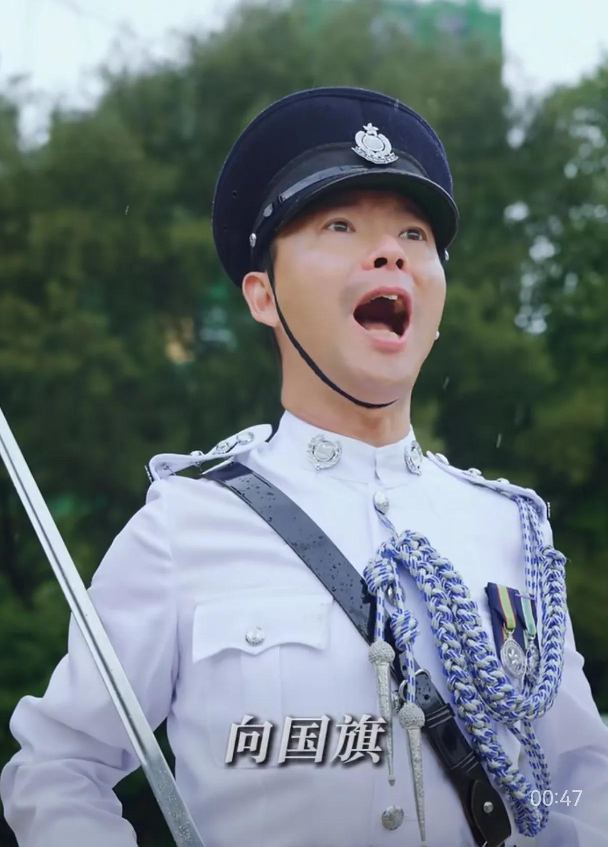 港警升国旗，同样威武壮观。