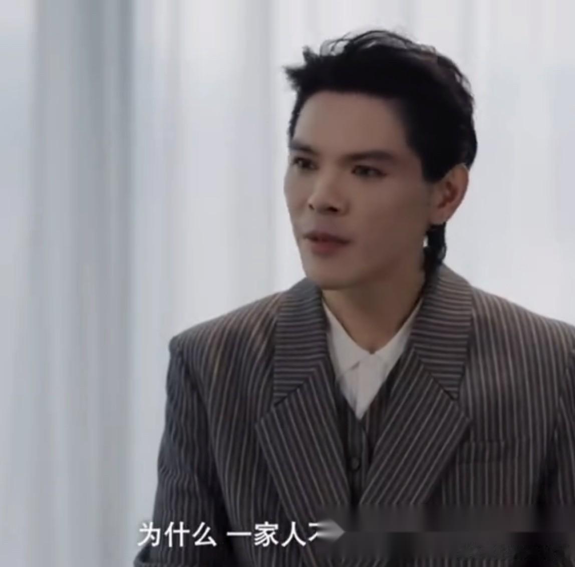 向佐说：“我觉得我父母不应该公开这么去说我弟，有什么事，为什么一家人不能私下去解