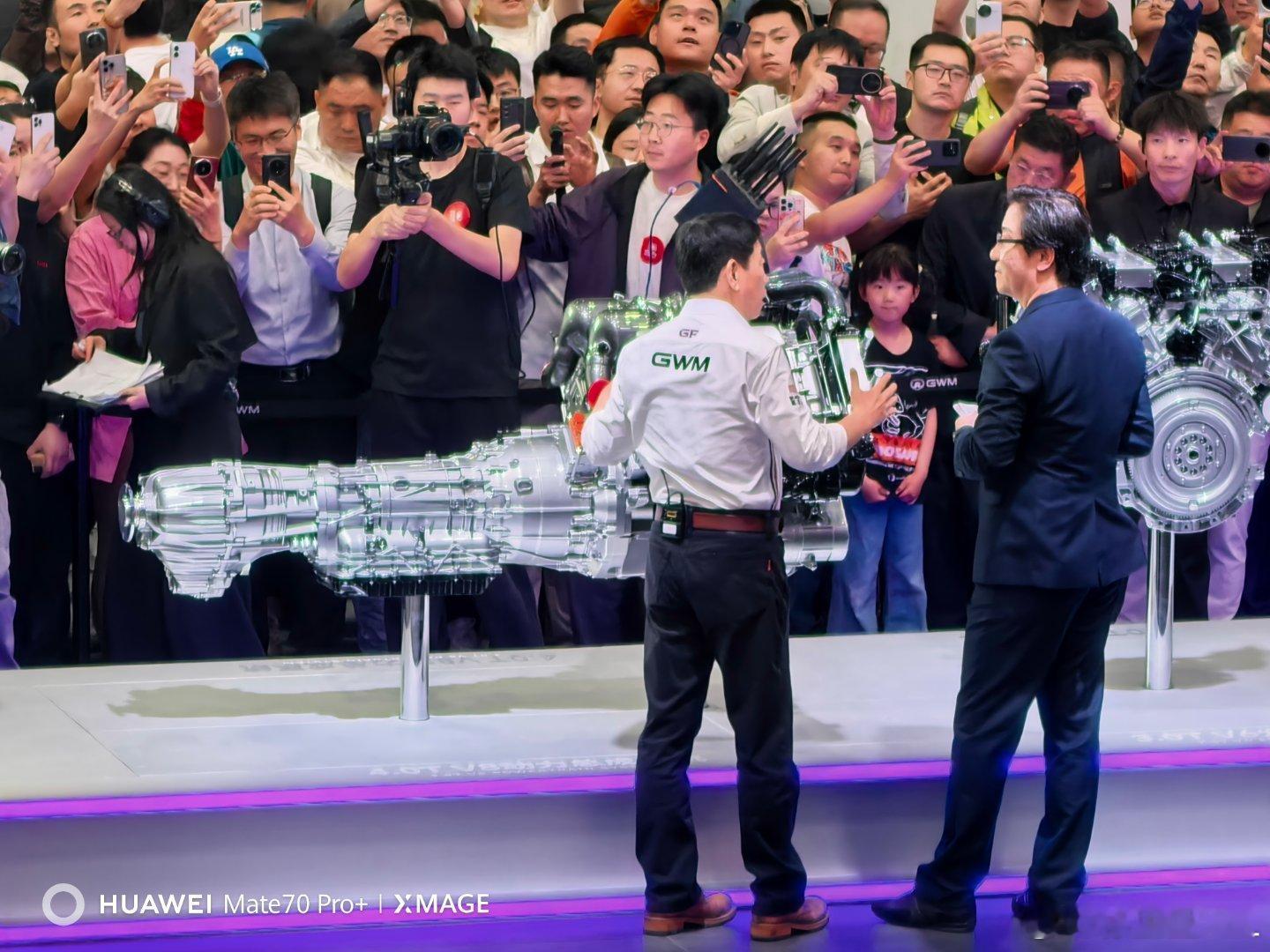 又在讲他心爱的大V8。围的里三层外三层。 