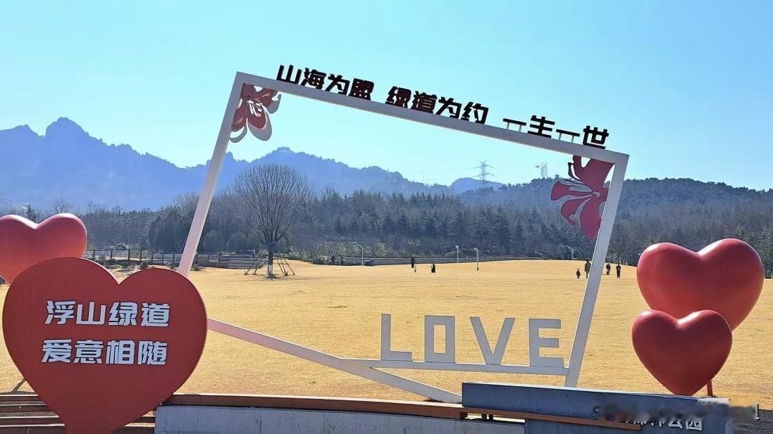 青岛浮山森林公园，北侧三个门是近邻的景点，开车导航进入一号门停车场。然后乘坐31