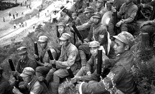 1942年，瑞大娘给十几名八路军送鸡蛋，却发现他们撅成一排上茅房，她脸色一变，当