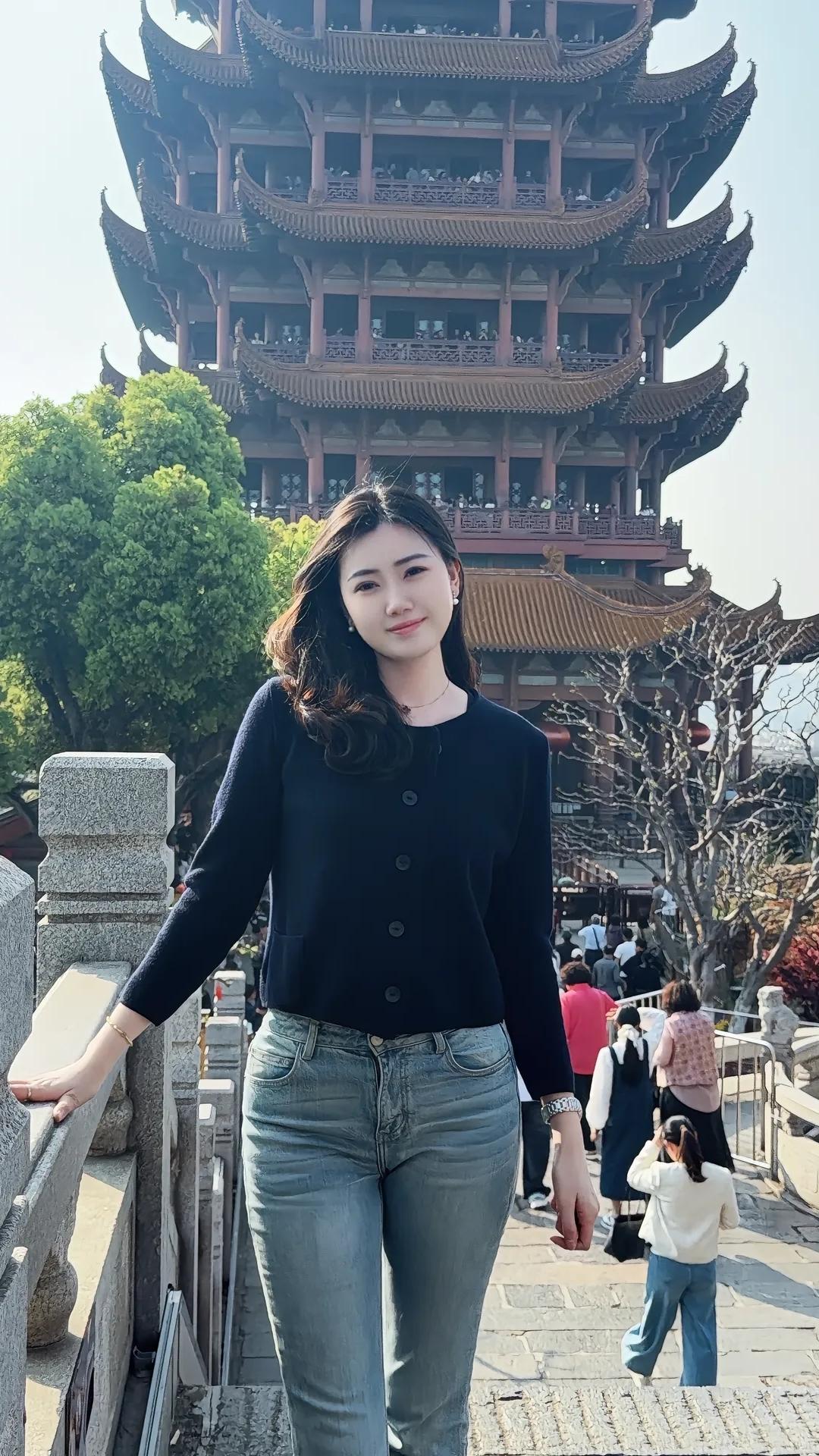 生活向阳，人生向暖，愿每个平凡的日子里，都有细微的美好！怎样穿搭知性又显身材? 