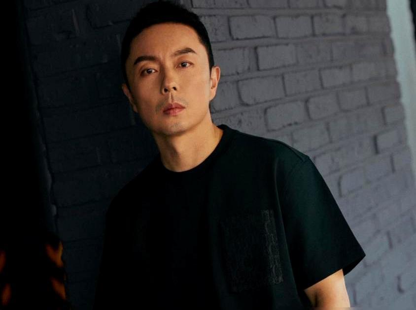 吴京把8亿票房的本子递过去，谢苗和王宝强看都没看，直接推开了。
 
你以为他傻？