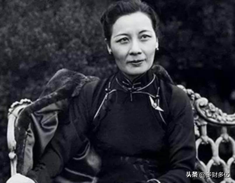 杜月笙这辈子最准的断言！初见宋美龄只看落座姿势，当场断定她比蒋介石值钱
 
蒋介