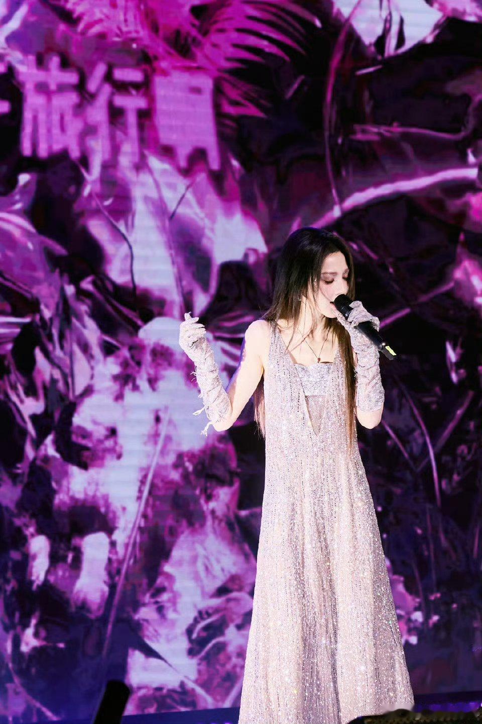 彭小苒 浪漫疯子彭小苒的浪漫是刻在骨子里的，纯粹又热烈太戳人！完全是我喜欢的彭小