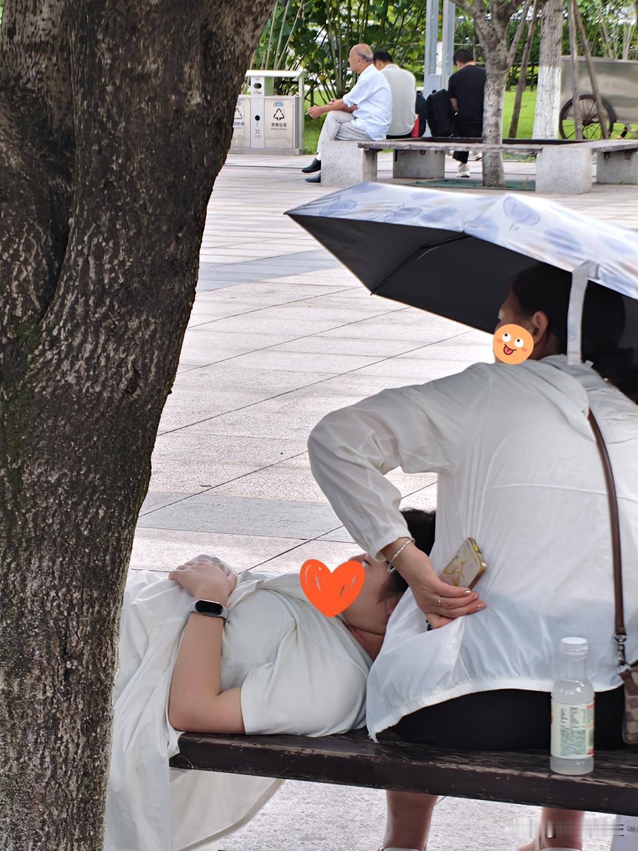 看到高考后的女孩头枕妈妈的腿在公园睡着，这画面太温暖动人了。高考那么辛苦，女孩终