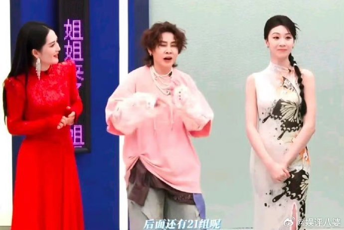 王濛李小冉小声蛐蛐全被拍了镜头全程在线，王濛李小冉还是忍不住凑在一起说小秘密。 