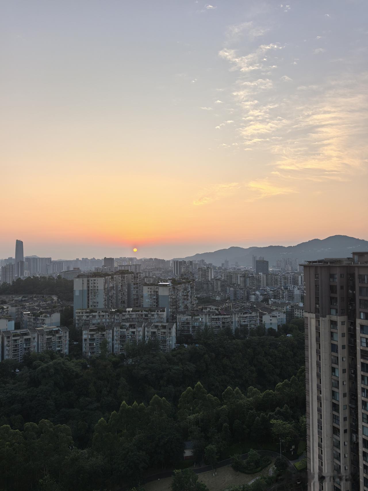 一个人，对父亲的态度，总要经历三个阶段。
小时候崇拜他，觉得他无所不能；
长大一