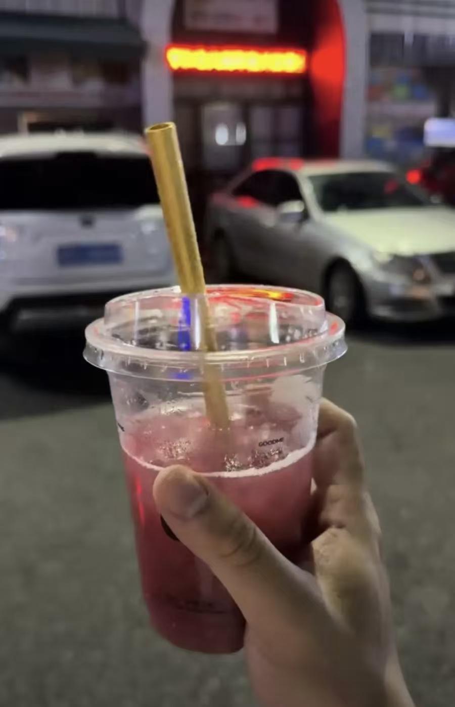浙江一小伙丢了一根吸管，报警寻求警察帮忙。警察以为他在捣乱，谁知，小伙说：“我那