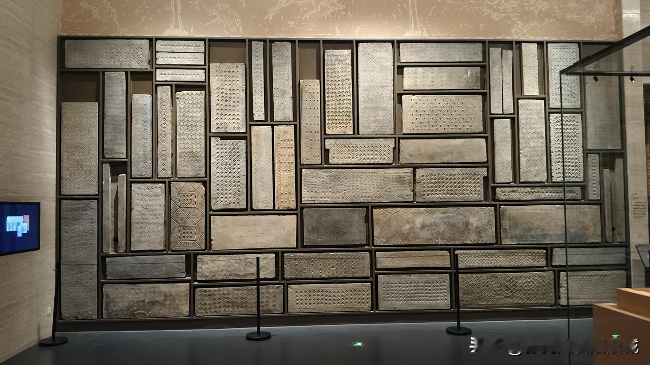 在汉魏洛阳故城遗址博物馆有面很像书柜的墙面，其实它是由几十块图案精美的汉代画像空