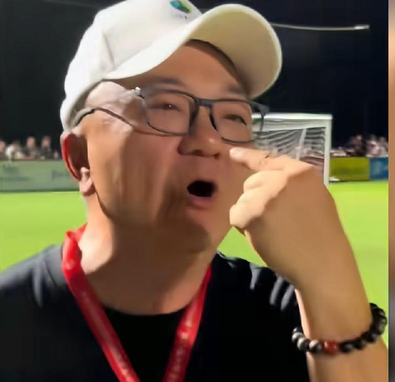 董路这次没有再指着自己喊“牛不牛”了。中国足球小将在2034杯32强赛中7比0大