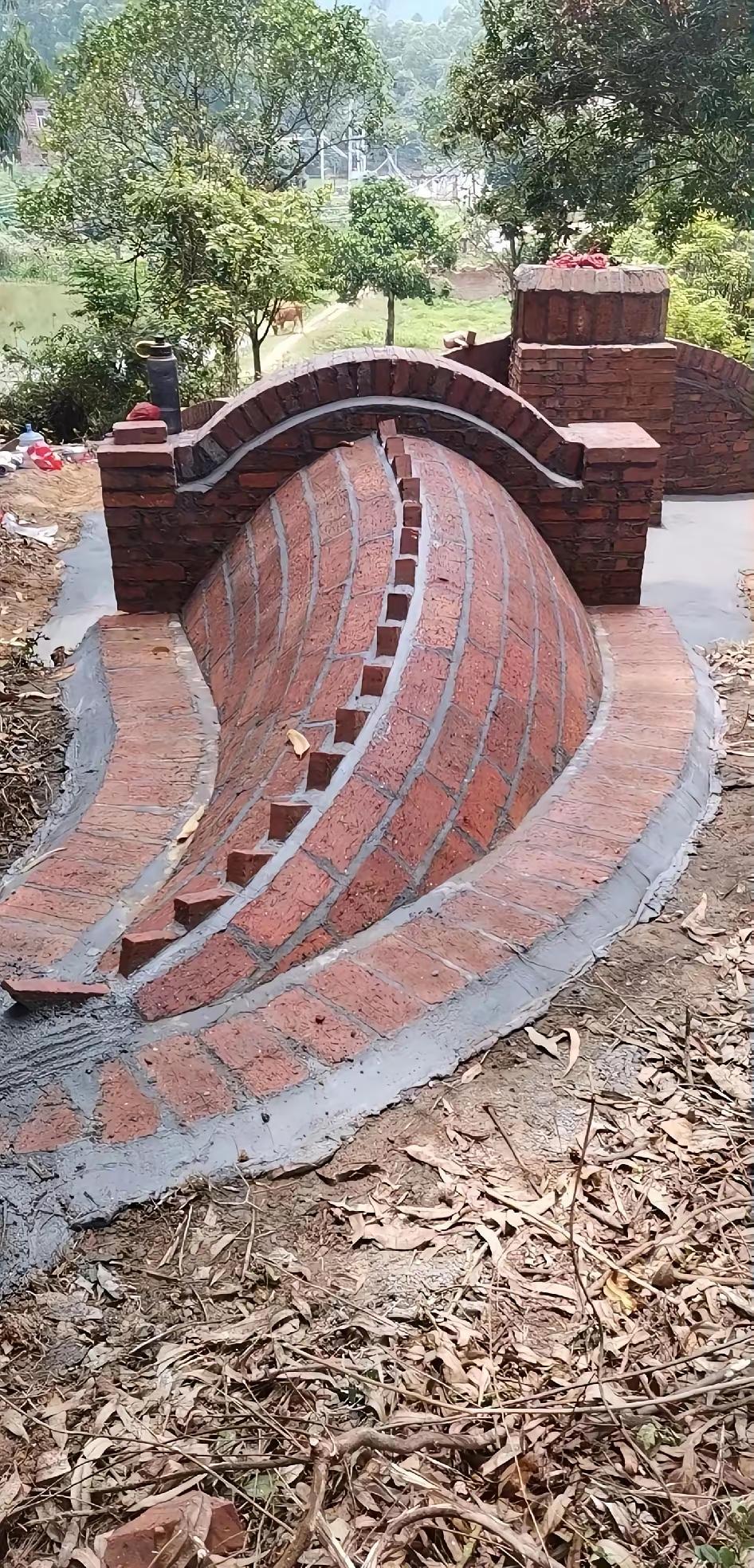 这种墓被称作鱼形墓（亦称鲤鱼跃龙门墓形），是传统风水中的吉穴设计。其造型寓意着“