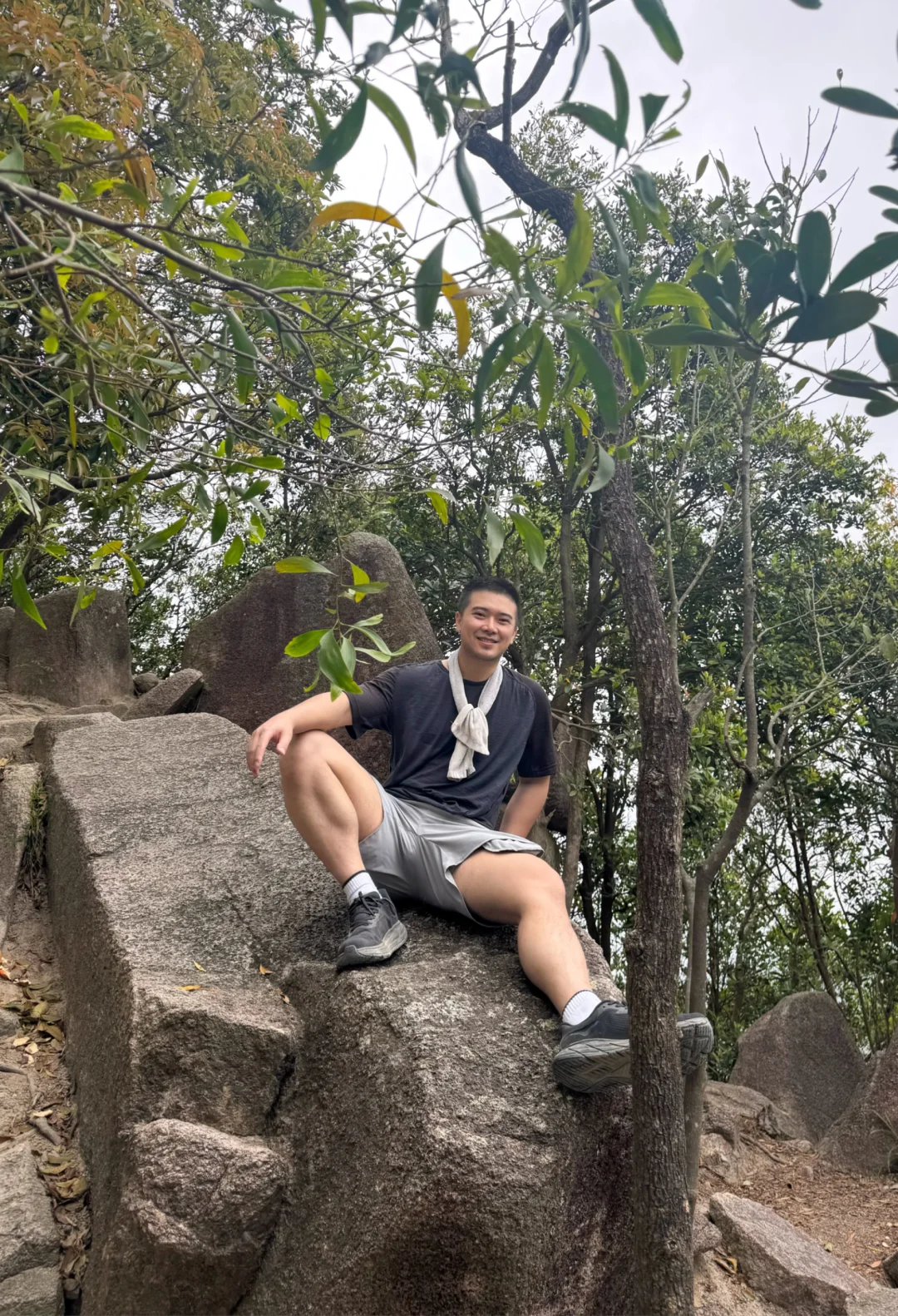 山里的石头会“吸人”，一坐下就不想走了！