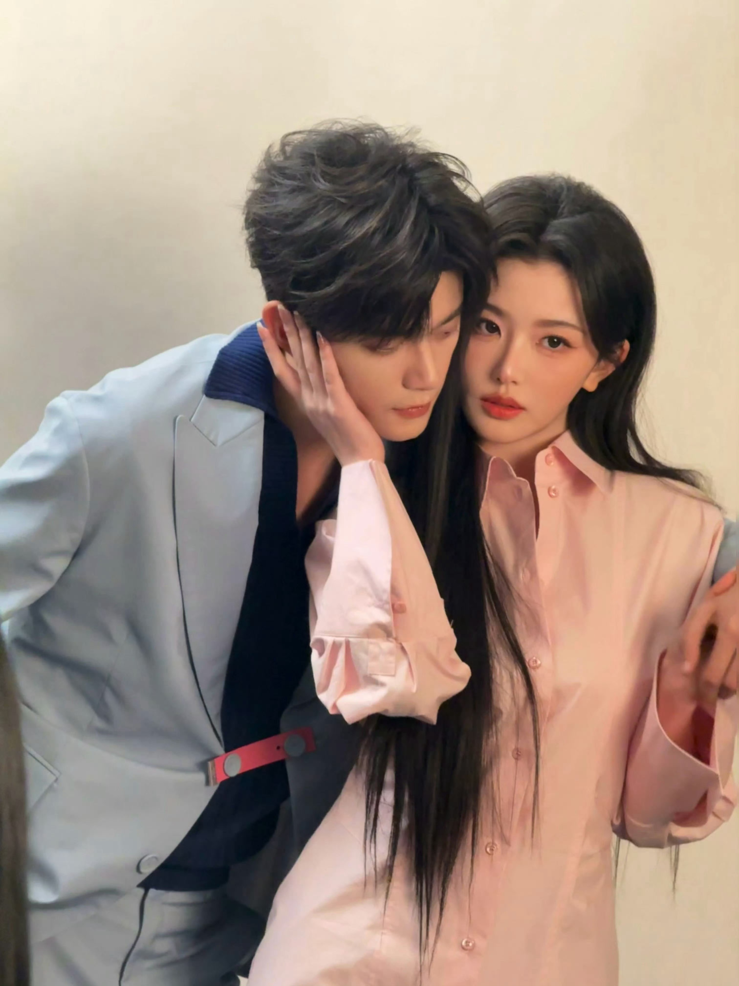 天啊！ 好配的两个人！这张摸脸和抓手