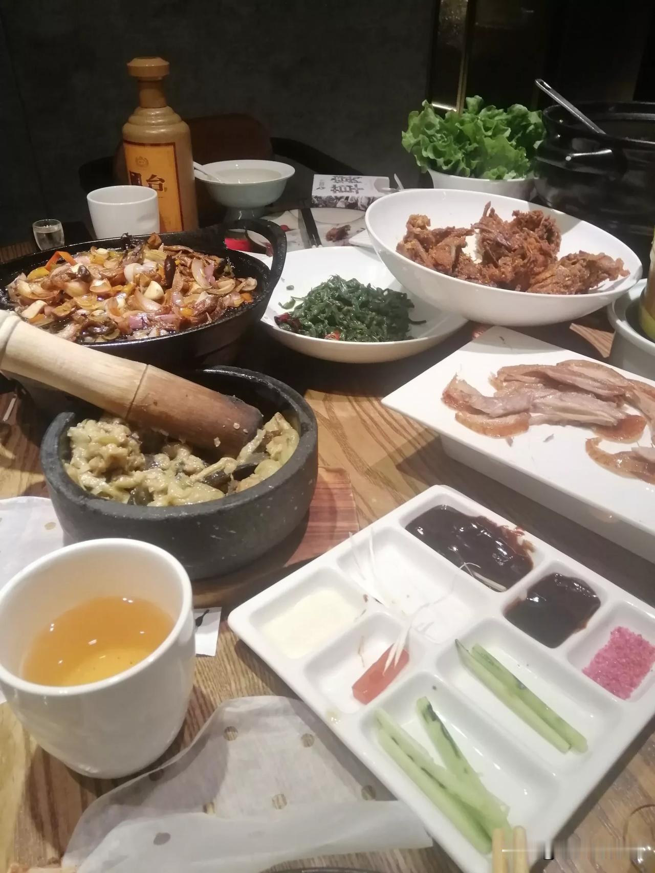 一同学来呼出差，晚上相聚于草窝烤鸭店！好久不见，三个人两瓶酒，喝得有点儿多！