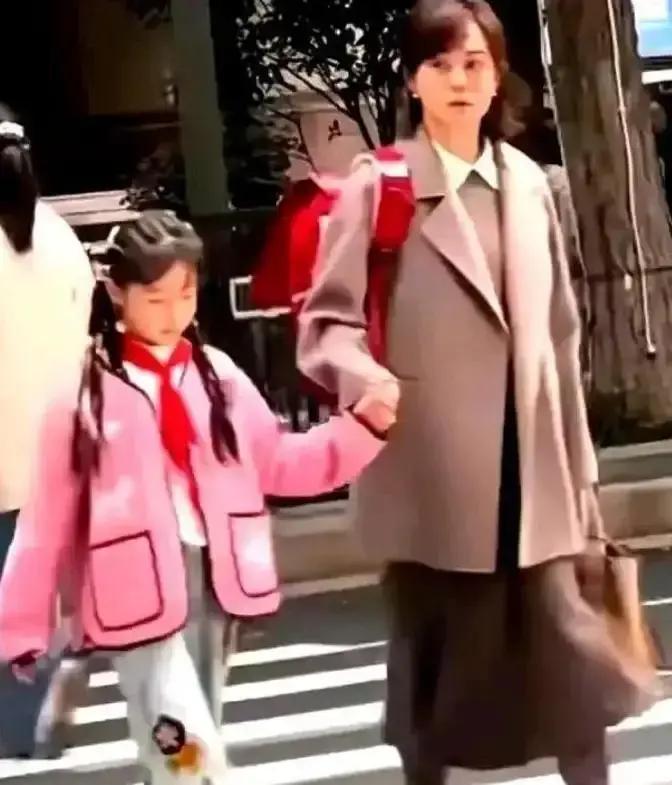 78%长相随妈，孙俪却赢了
 
小花写毛笔字那姿势，和孙俪像复制粘贴。复旦基因报