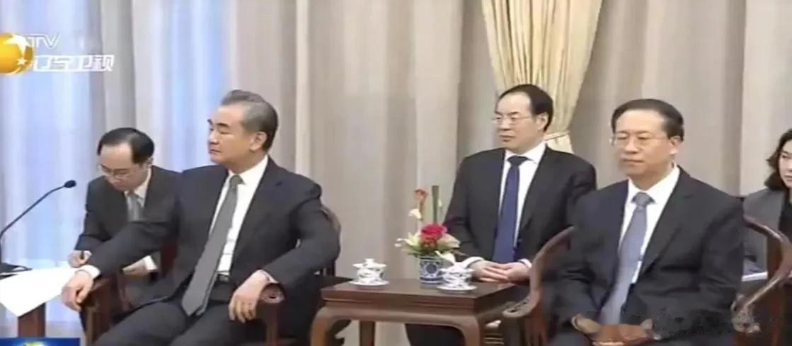 针对王毅主任今天再次出任外交部长一职，外媒认为，王毅主任在外交工作中的丰富经验是